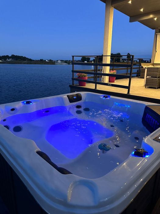 Domek nad jeziorem z własną plażą + jacuzzi