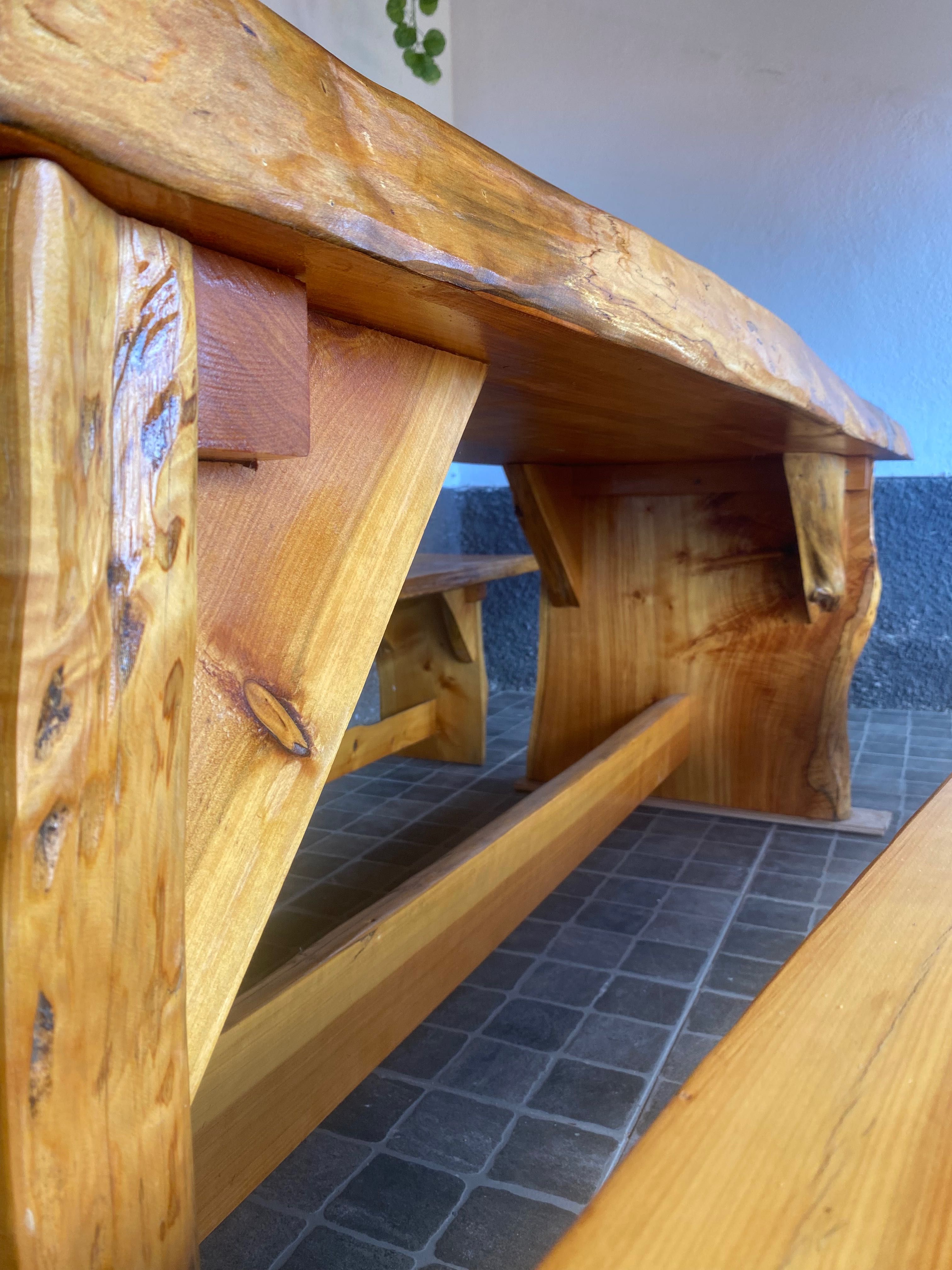 Mesa de cedro com bancos