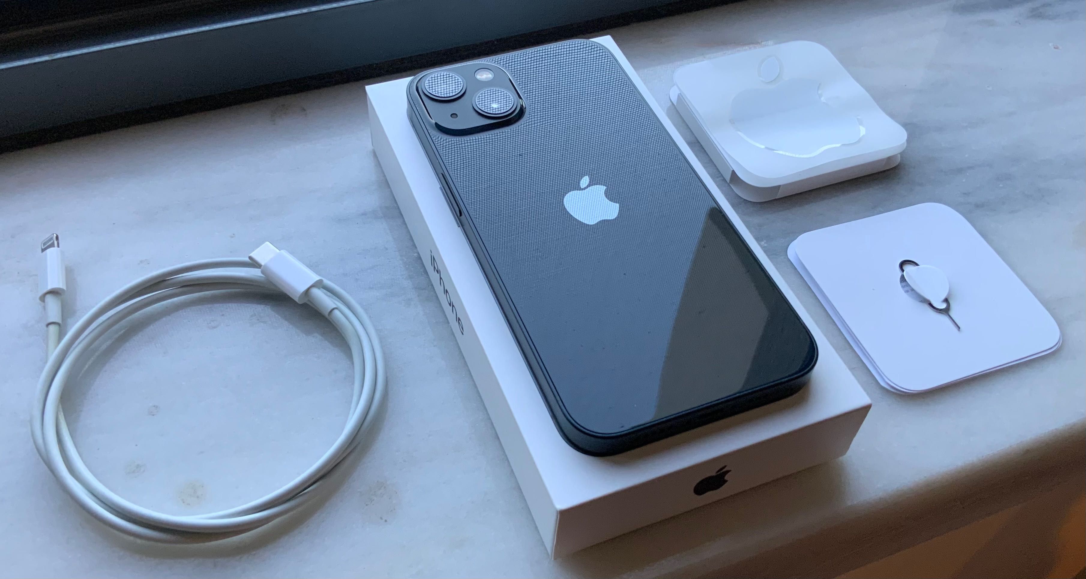 iPhone 13 128gb Midnight + Capas Spigen Novas