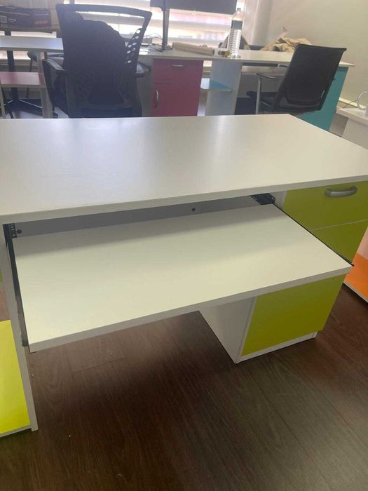 Secretária branca e verde lima para escritório ou estudo 140x57x75