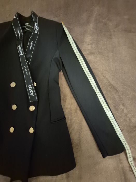 Czarna dwurzędowa marynarka damska ze złotymi guzikami