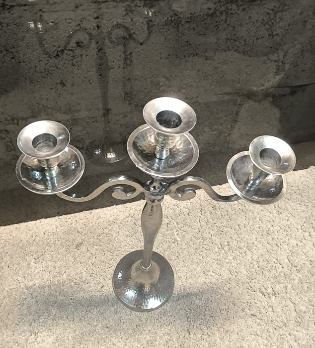 Belíssimo castiçal três lumes em metal, medidas: 44/30cm