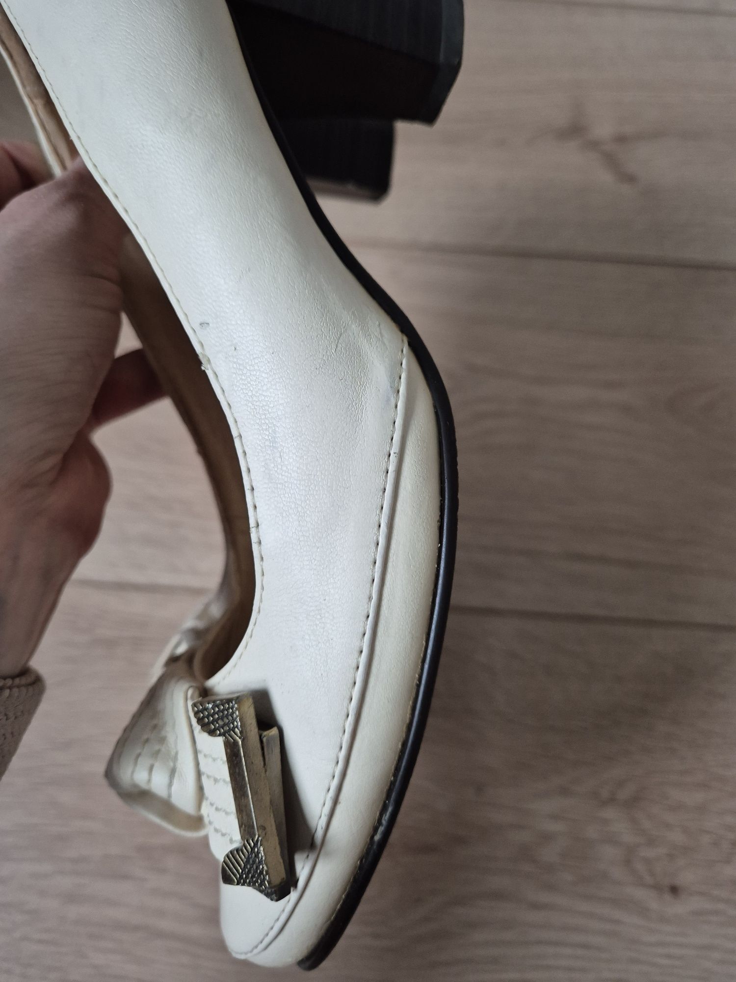 Buty na obcasie kremowe Guoyao 39 używane