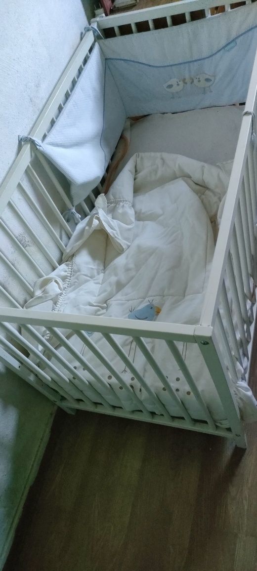 Boas vendo cama de bebê com o colchão