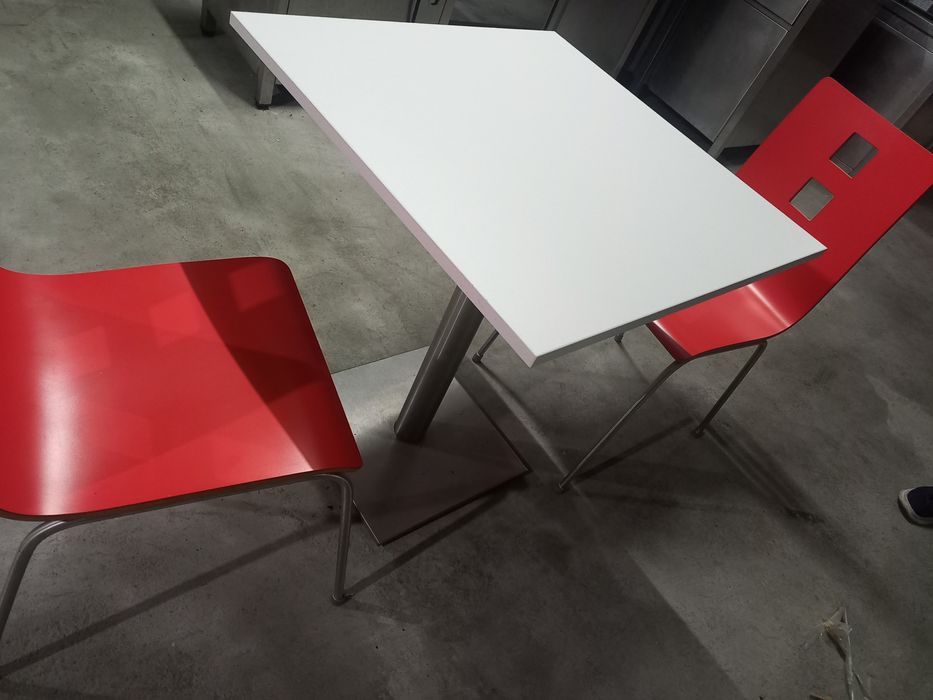 Mesas 10 cadeiras 20