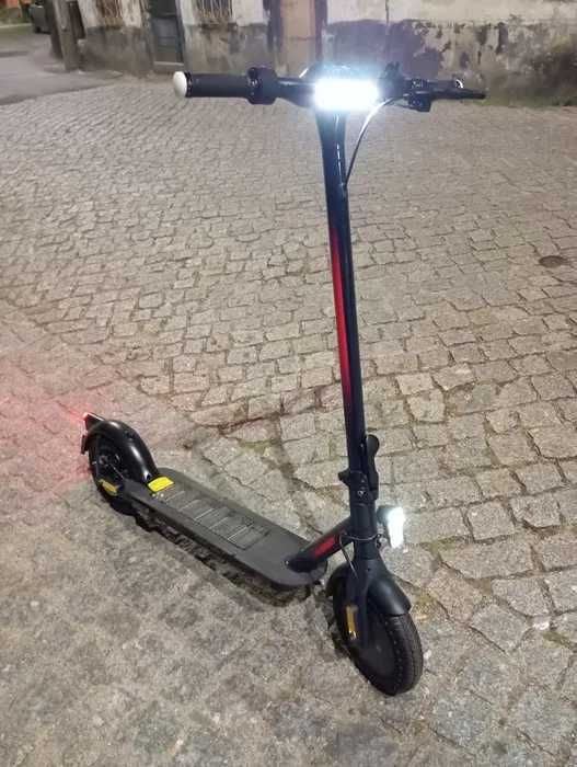 trotinete Elétrica da marca Red Bul