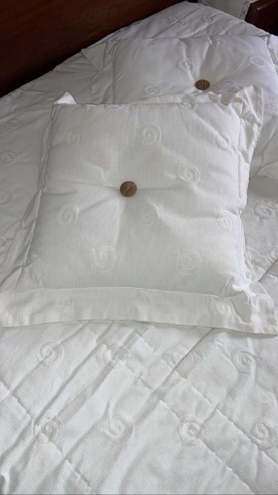 Edredon cama casal, com duas almofadas