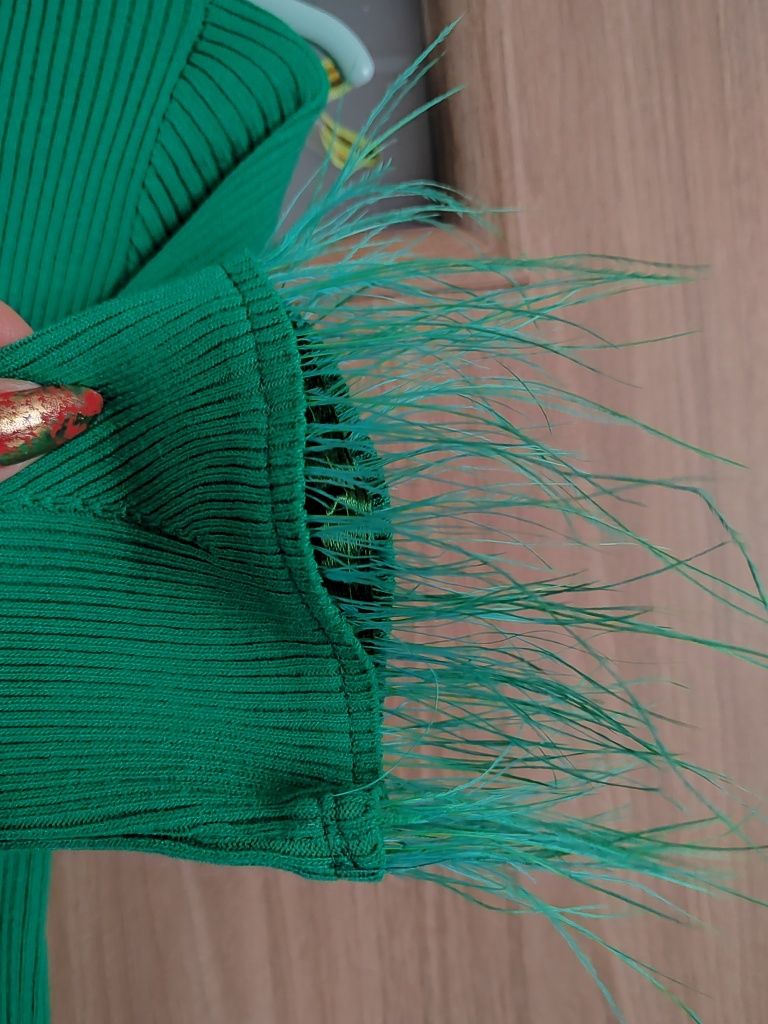 Zielona sukienka rękaw pióra sylwester