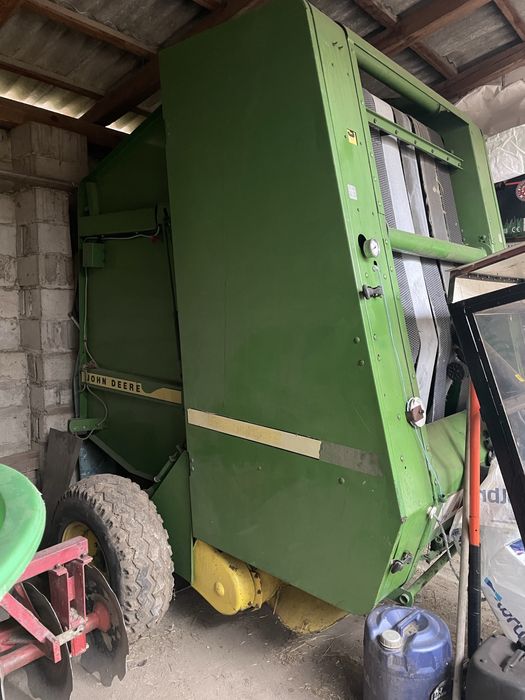 Prasa pasowa John deere 550 (rolująca zwijająca belująca belarka)
