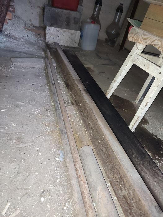 Швелер довжиною 3.5 метри ширина 10 см. Товщина 5 мм. З часів СРСР