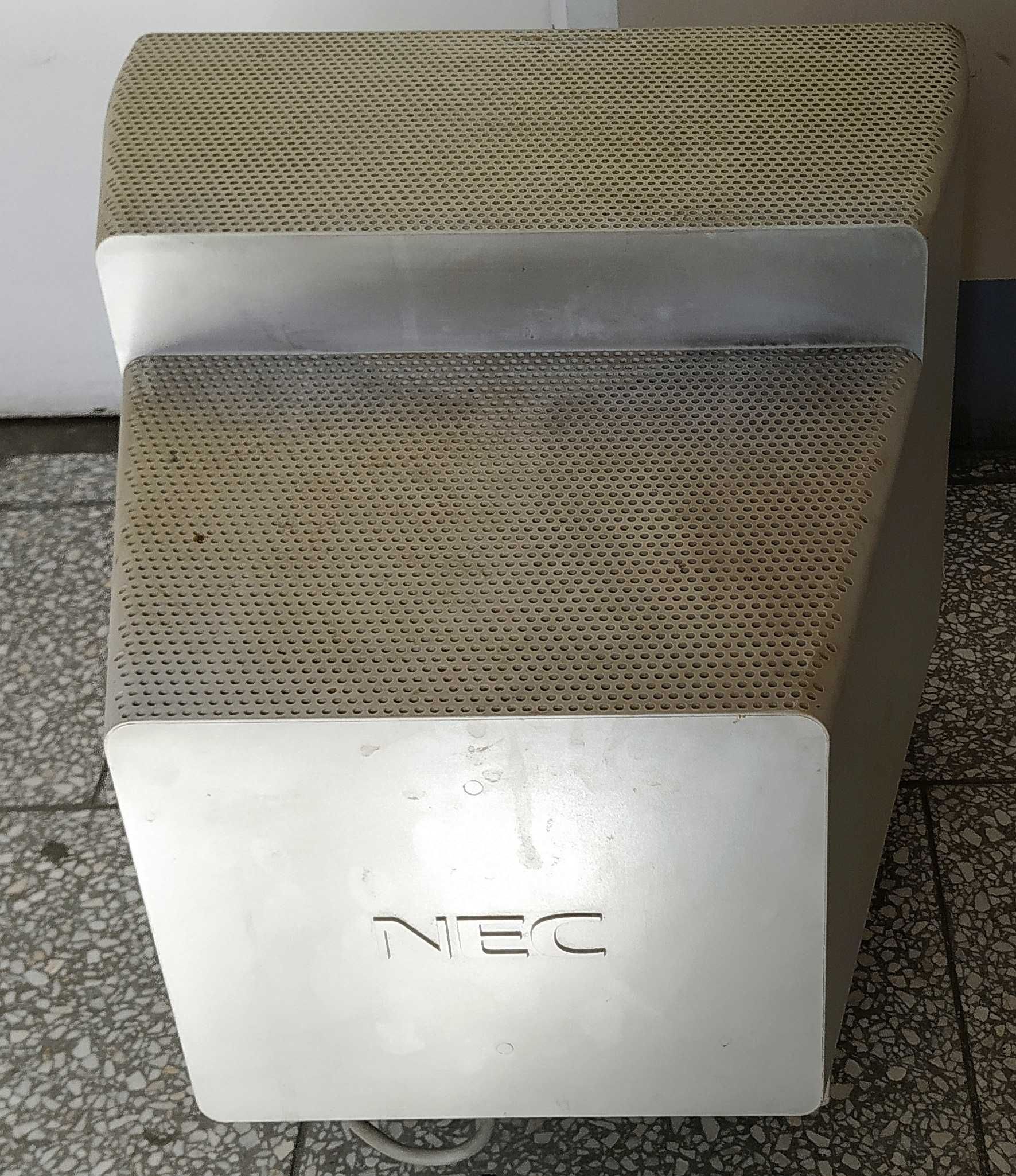 Monitor CRT firmy NEC MultiSync FE791SB kineskopowy