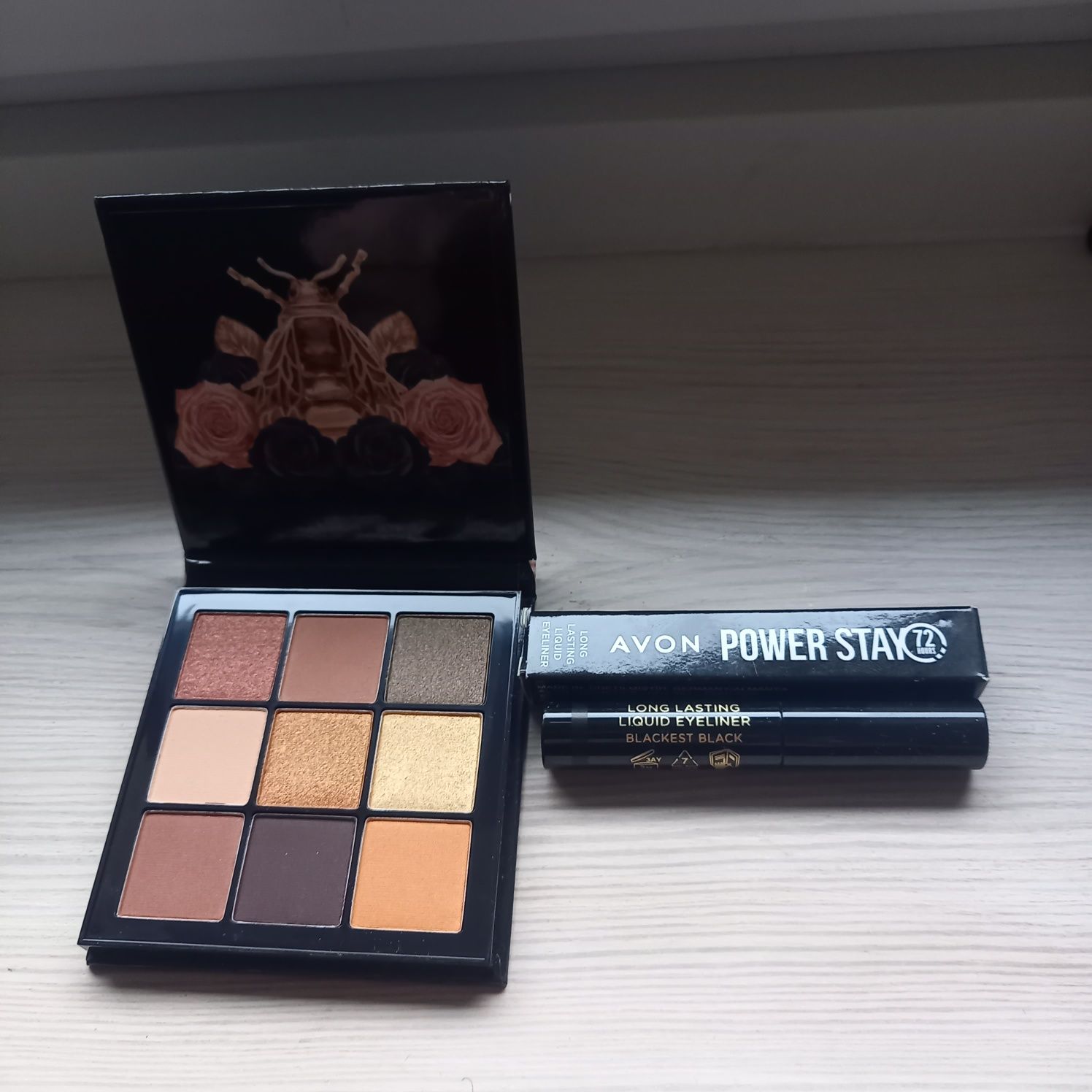 Zestaw Avon: paletka cieni Queen Bee i czarny trwały eyeliner