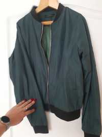 Изумрудная зеленая женская куртка ветровка