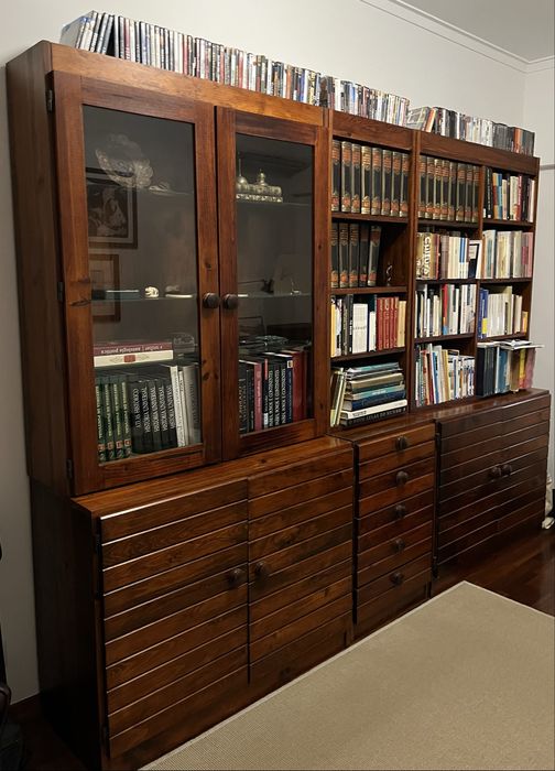 Móvel de madeira mogno, com vitrine, prateleiras e gavetas.
