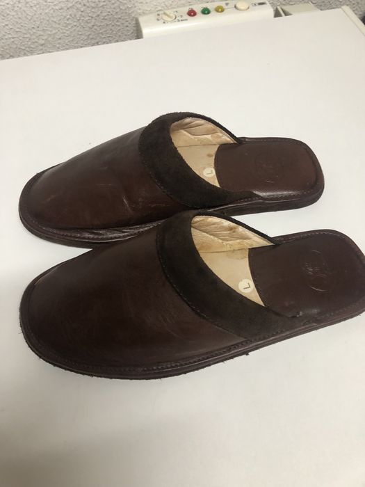 Chinelos de homem em péle