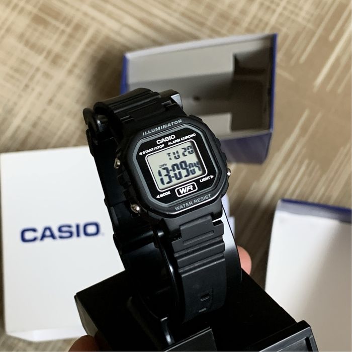 Наручний кварцевий годинник CASIO LA-20WH-1A