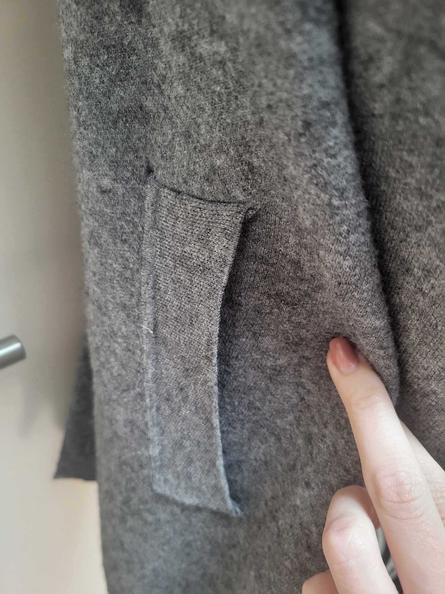 Casaco Comprido Cinza com Pompom Preto