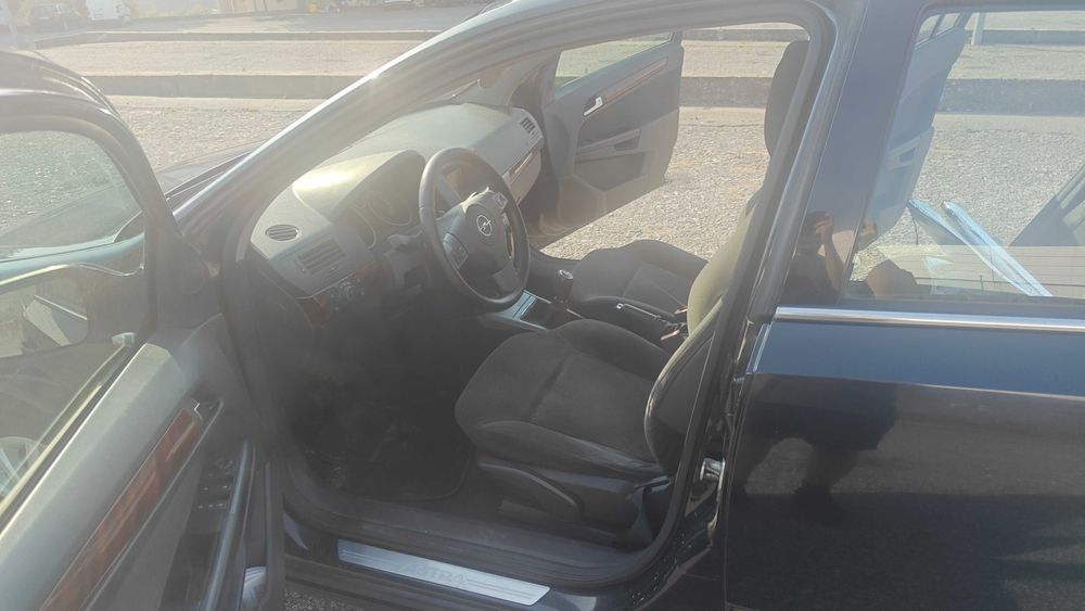Vendo Opel Astra H 1.4L a Gasolina de 2005 em bom estado geral.