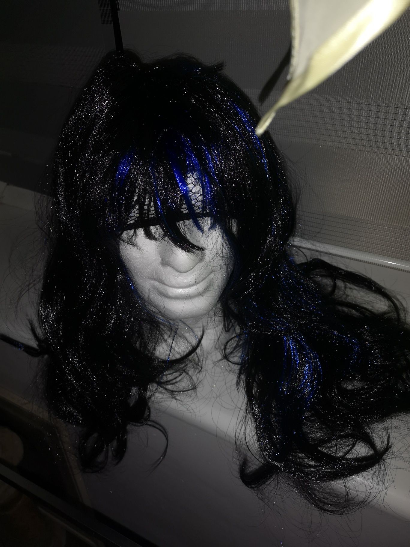 51) peruka czarne włosy z niebieskimi pasemkami