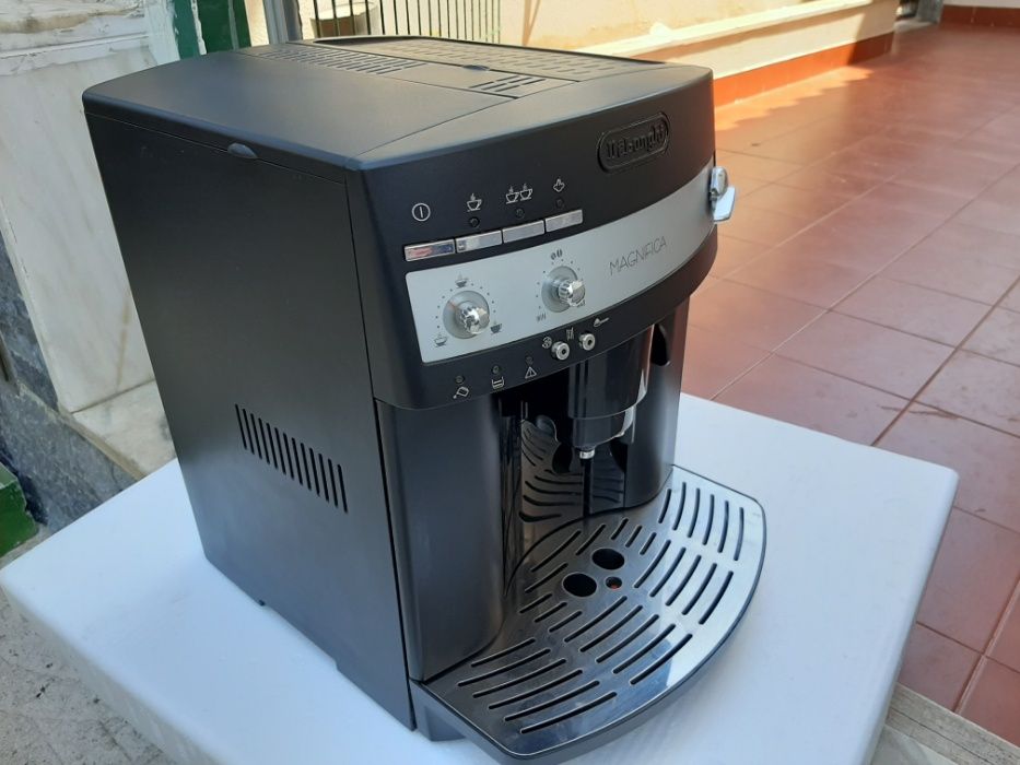 MÁQUINA DE CAFÉ Marca DeLonghi Magnífica mod.212002 Moinho integrado