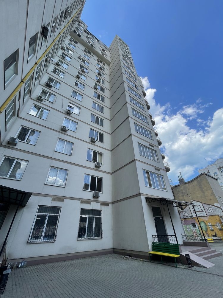Продам трехкомнатную квартиру в центре города