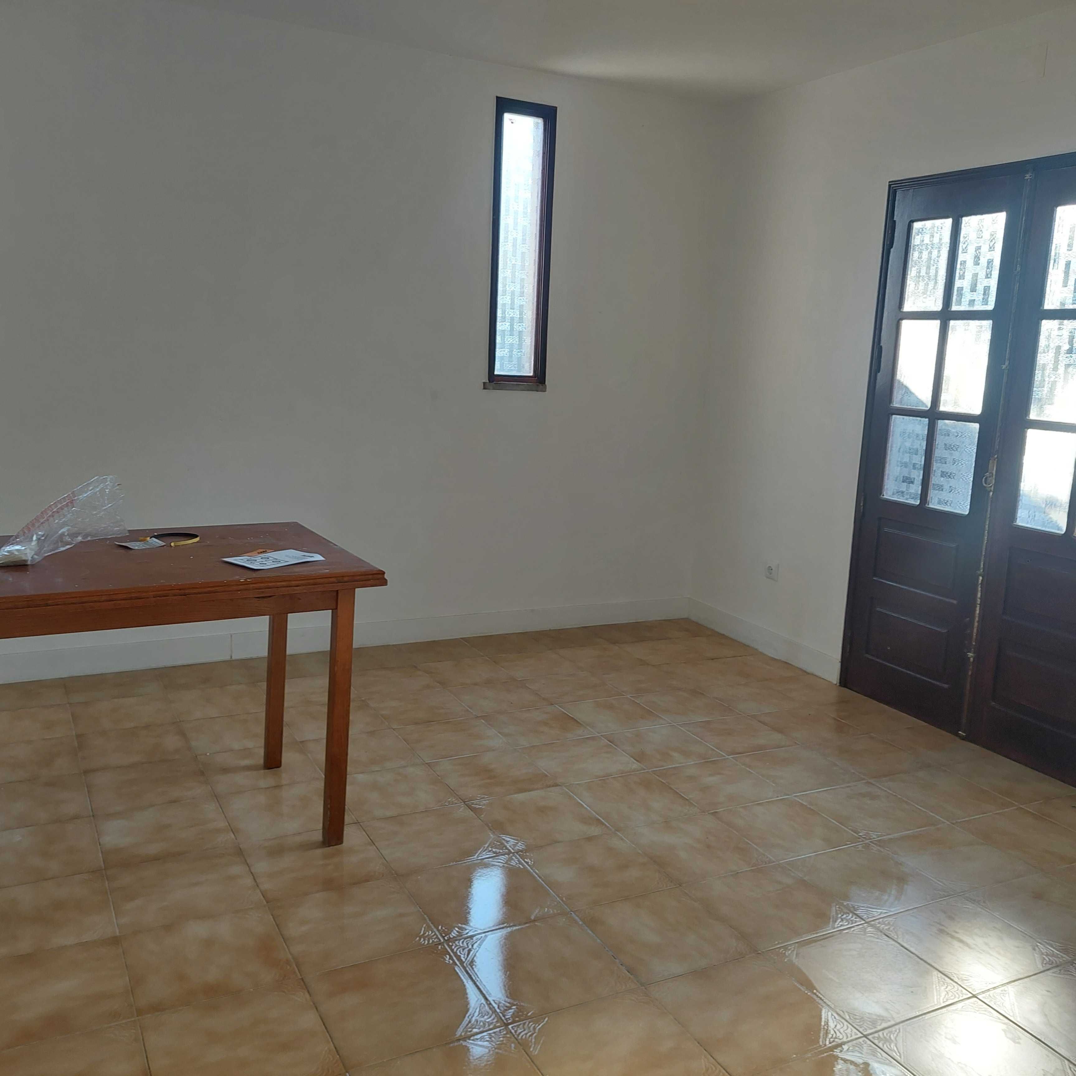 Alugo casa na aldeia com 4 quarto