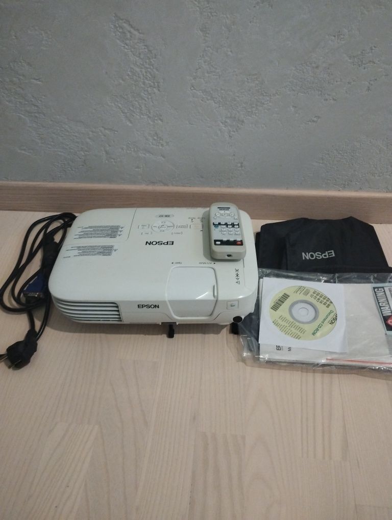 Проектор мультимедійний Epson EB-S7.