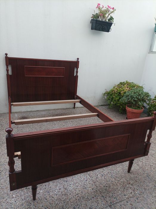 Cama de casal antiga estilo nórdico