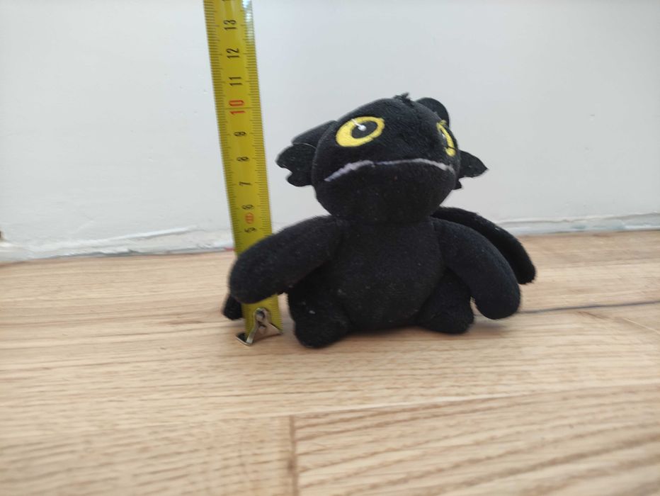 Mały pluszak nocna furia przyczepny do szyb