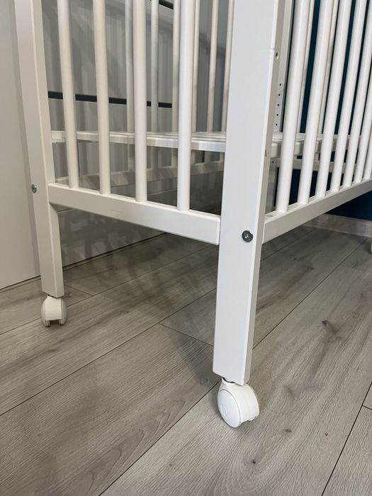 Małe łóżeczko dziecięce niemowlęce drewniane na kółkach z materacem