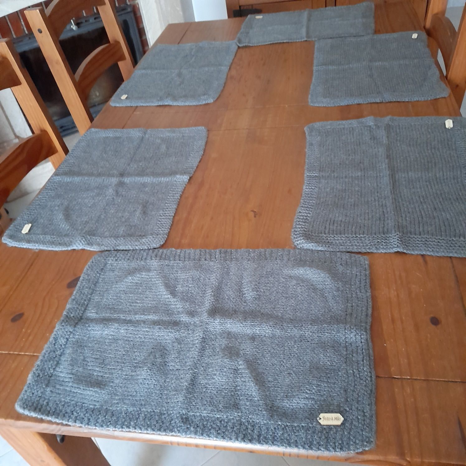 Individuais de mesa novos em lã feitos à mão