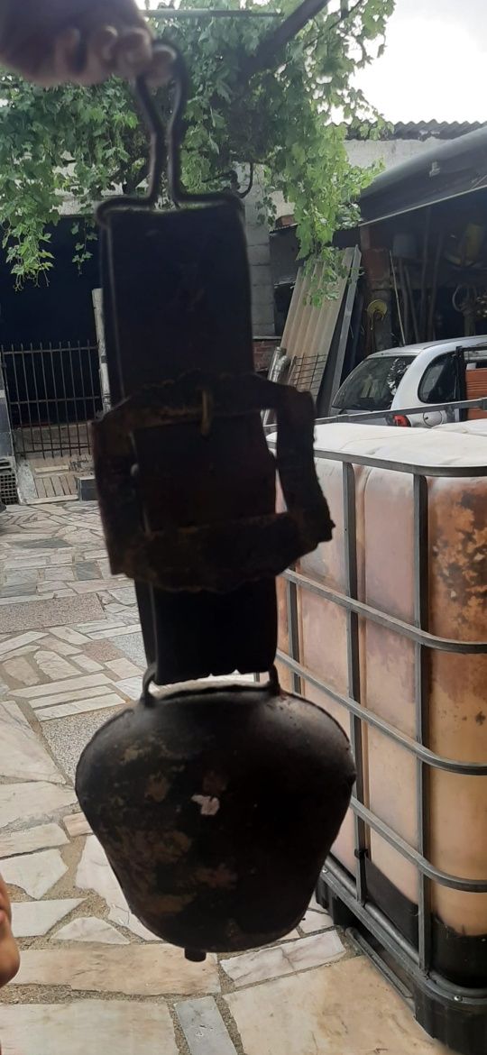 Chocalho antigo com coleira para gado