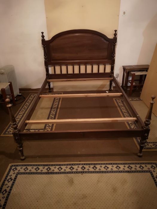 Cama de casal de madeira