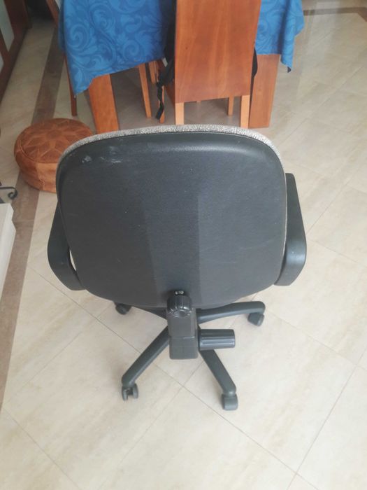 2 Cadeiras de Escritório Giratórias, cor preta.