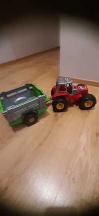 Traktor z przyczepą marki Lazar wymiar średni.