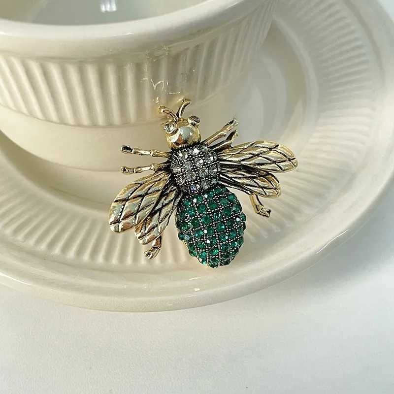 piękna broszka z kryształkami Żuk Chrabąszcz Owad  zielona