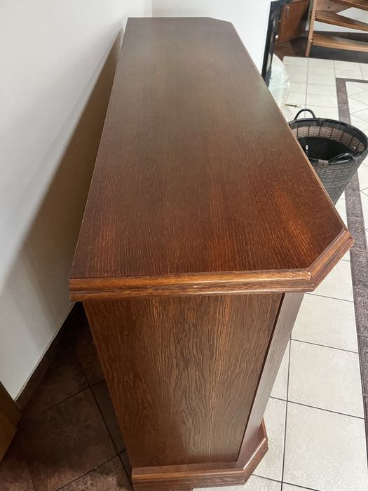 Sprzedam elegancką, solidnie wykonaną komodę w ciemnym kolorze drewna.