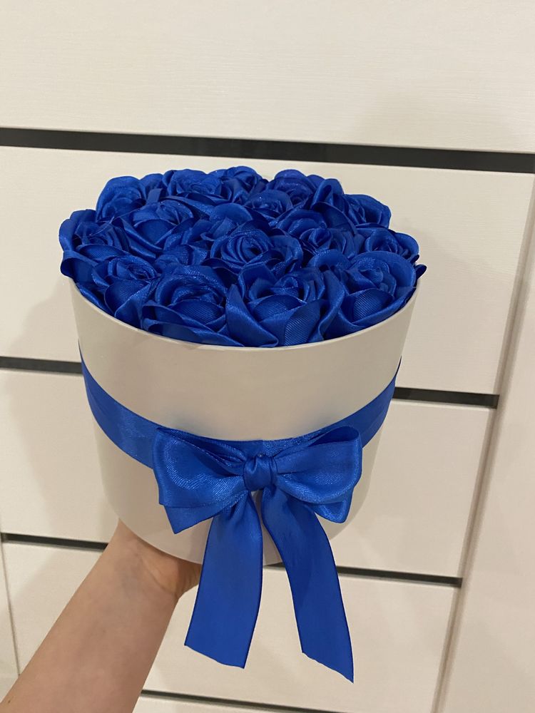 17 синіх атласних троянд