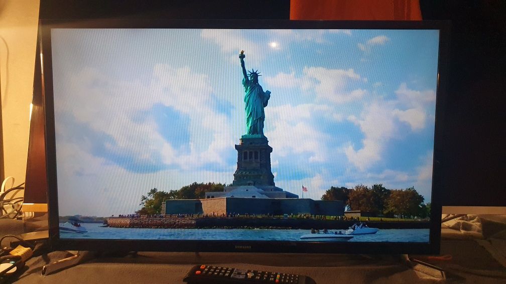 Telewizor LED Samsung 32", SmartTv, Wi-Fi, Netflix, YouTube.