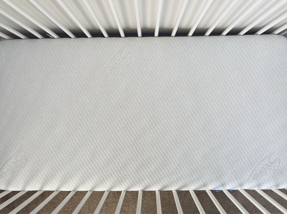 Łóżeczko dziecięce drewniane Mokee białe 120 x 60 + materac Fiki Miki