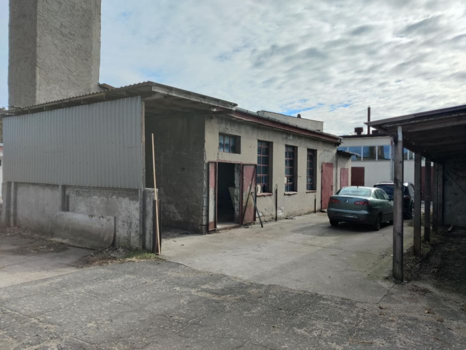 Sprzedam działkę z budynkami