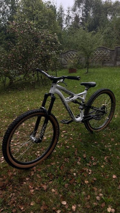 specialized enduro comp z podpisem dawida godzka