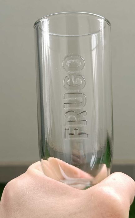 Komplet 3 szklanek FRUGO wykonanych z grubego szkła.