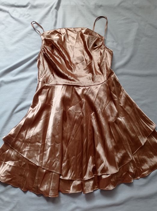 Жіноча сукня золотого кольору святкова