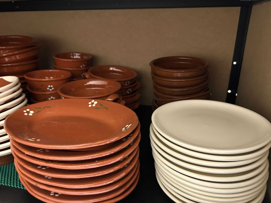 Pratos e taças em barro