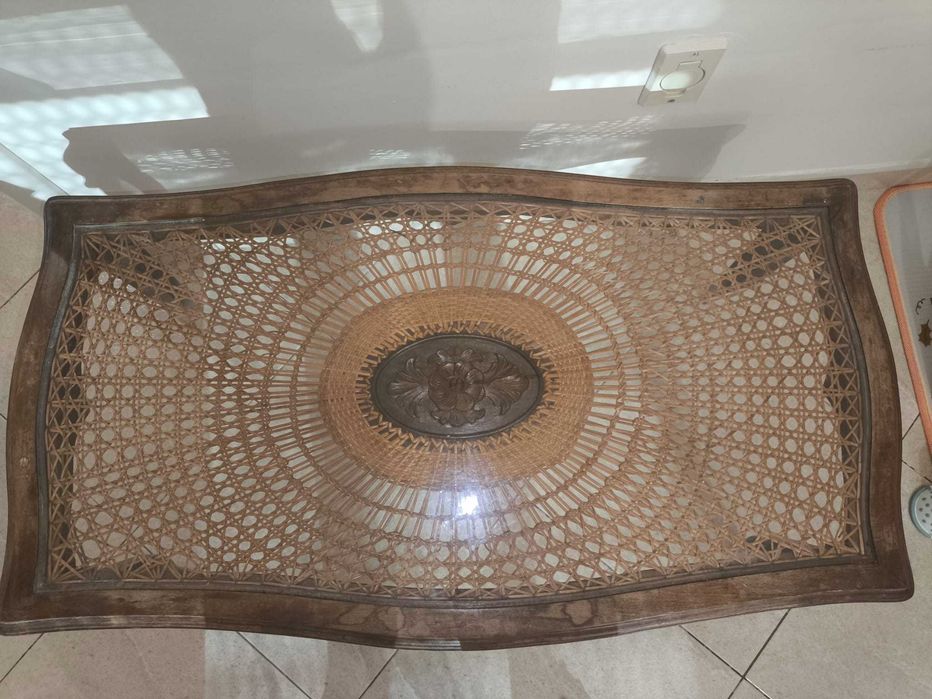 Mesa no centro da sala