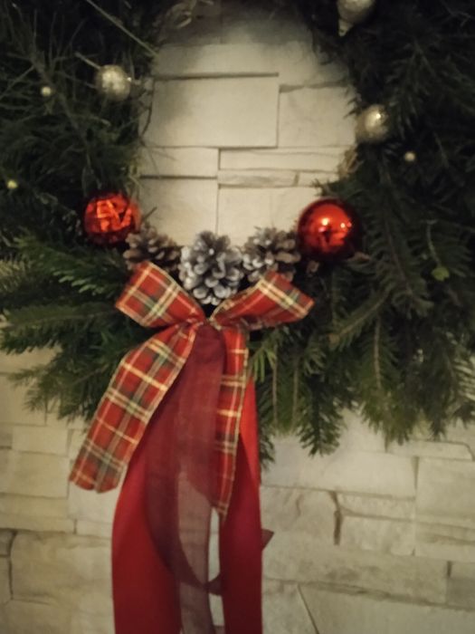 Wianek bożonarodzeniowy z żywego świerku i jodły