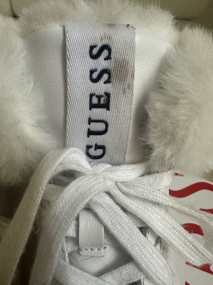 Buty białe futerko Guess 37
