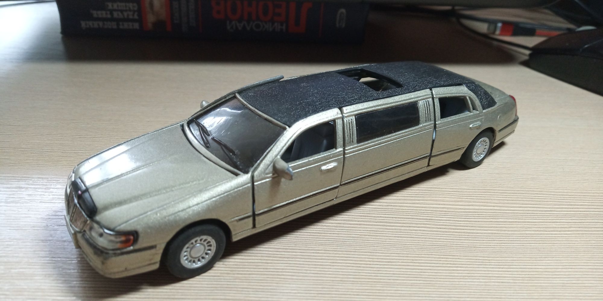 Lincoln town car stretch limousine 1999 kinsmart 1/38