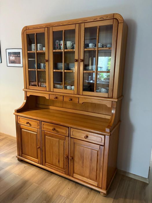 Drewniany kredens w stylu klasycznym – sosna, stan bardzo dobry